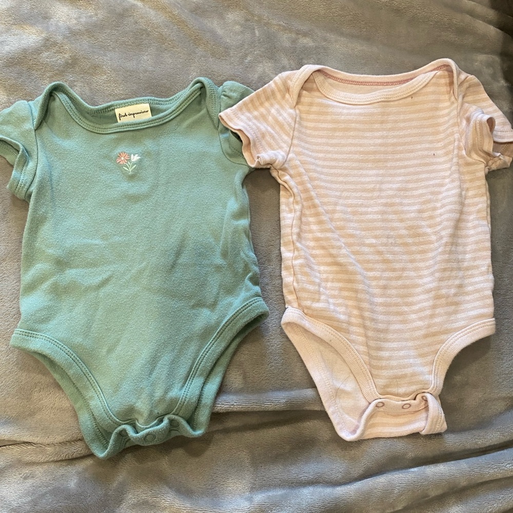 Onesie bundle (4) 3-6 month